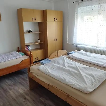 Rozi Vendeghaz Apartamento *